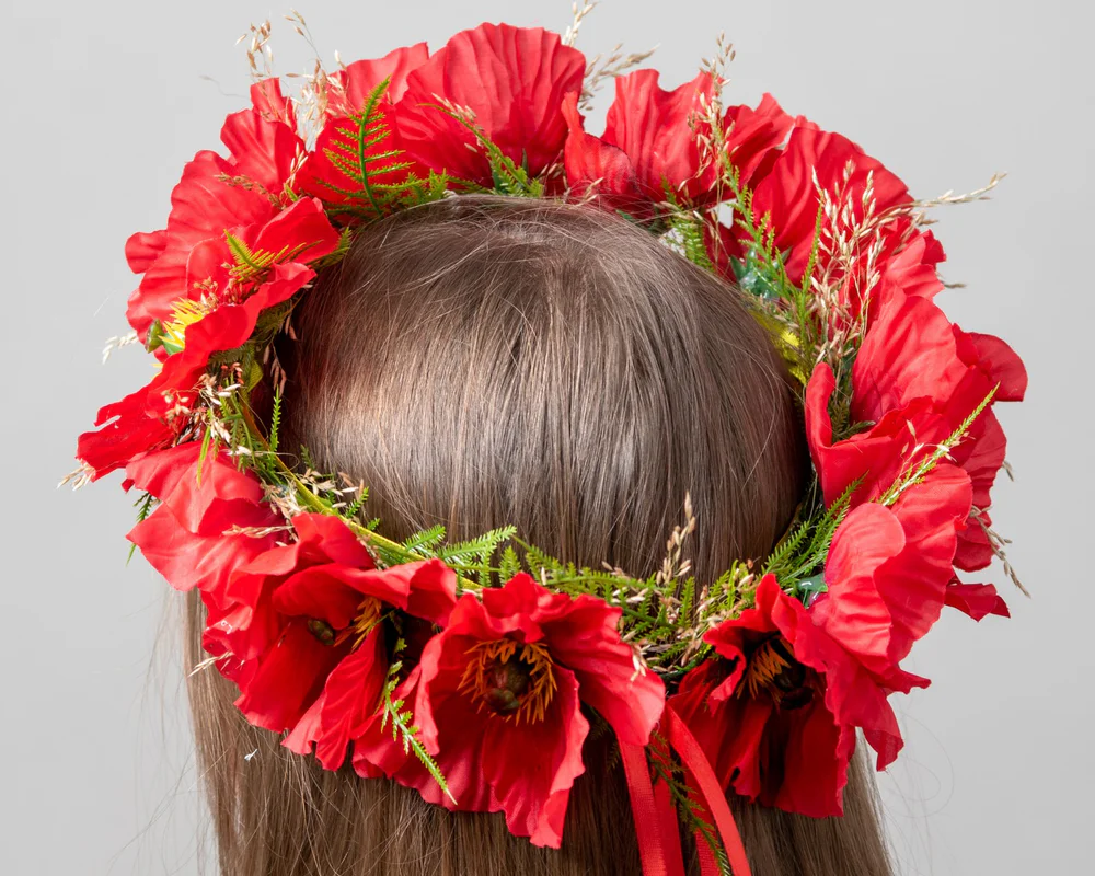 Mākslīgs vainags no sarkanām magonēm un dabīgām smilgām