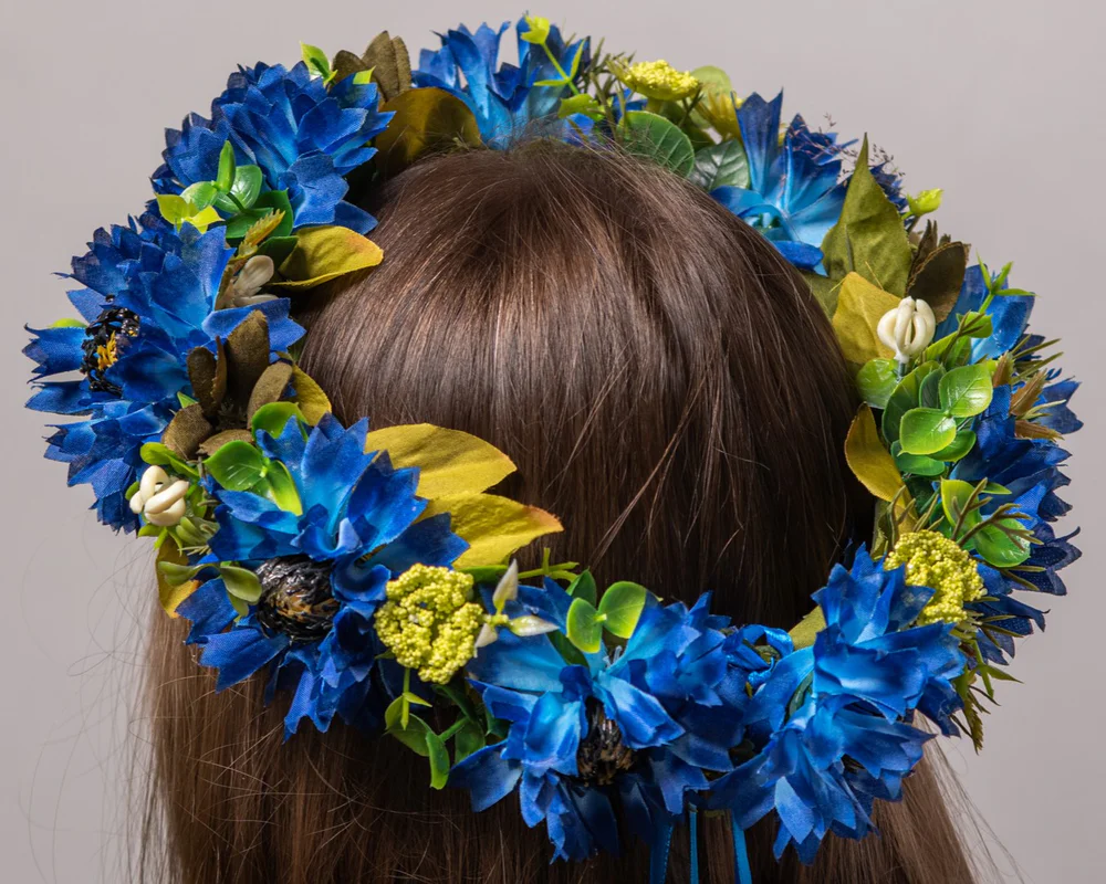 Mākslīgs vainags ar ziliem uz zaļganiem ziediem